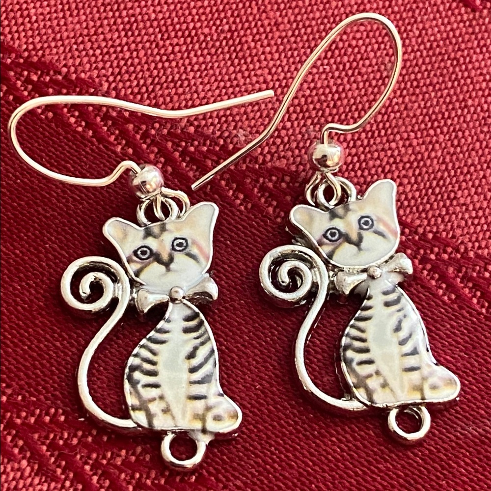 5/$10❤️❤️❤️New Handmade Cat Dangling Earrings